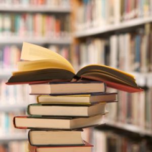 Stos Książek w Bibliotece