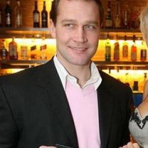 Stylowy mężczyzna w barze