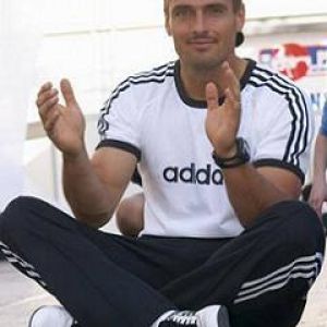 Sportowiec w odzieży Adidas