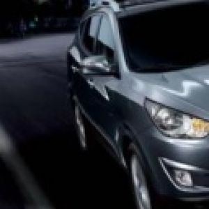 Eleganckie Srebrne SUV w Nocy