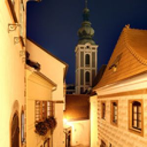 Urokliwy Nocny Widok na Ulicę