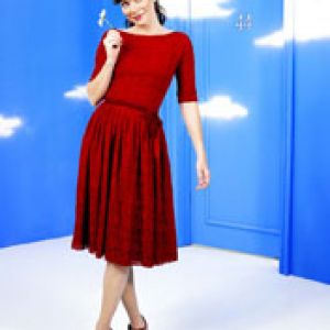 Elegancka Kobieta w Czerwonej Sukience