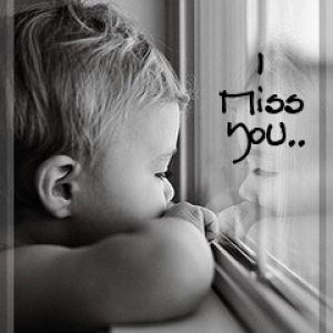 Emocjonalne dziecko patrzące na zewnątrz