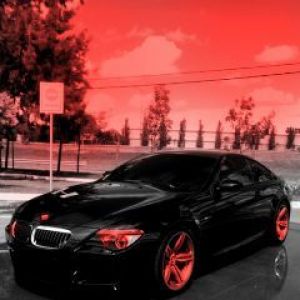 Czarny BMW z Czerwonymi Akcentami