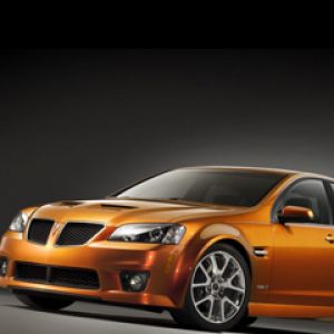 Pomarańczowy samochód Pontiac G8 GT