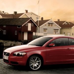 Czerwony Volvo w Malowniczym Otoczeniu