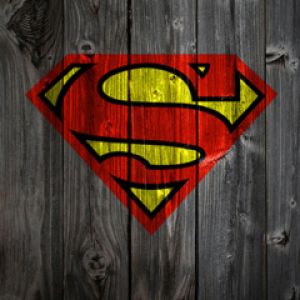 Logo Supermana na Drewnie