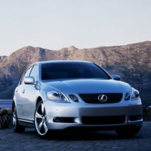 Samochód Lexus w Malowniczym Krajobrazie