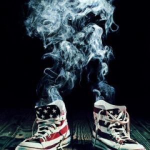 Sneakers z Amerykańską Flagą i Dymem