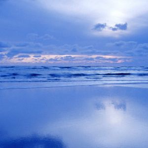 Spokojny Zachód Słońca nad Oceanem