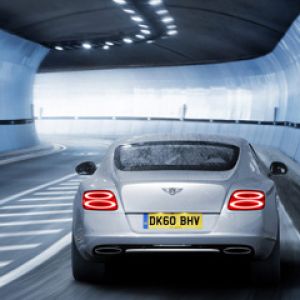 Auto Bentley w tunelu