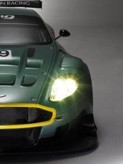 Samochód wyścigowy Aston Martin - wallpaper preview