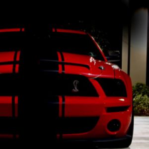 Czerwony Shelby Mustang