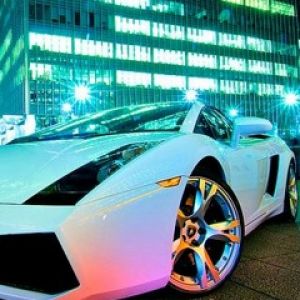 Biały Lamborghini Gallardo w Nocy