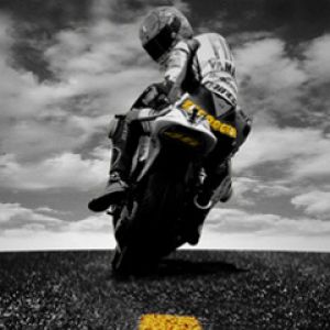 Motocyklista na drodze