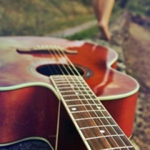 Gitara akustyczna na ścieżce