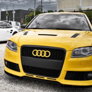 Żółte Audi Auto
