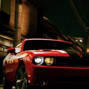 Czerwony Dodge Challenger w Nocy