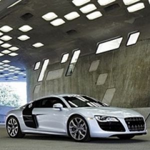 Eleganckie Audi R8 w Nowoczesnej Architektury