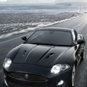 Jaguar sportowy na otwartej drodze