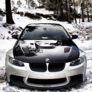 BMW M3 w zaśnieżonym krajobrazie