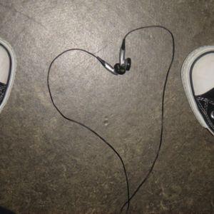 Słuchawki w kształcie serca i trampki