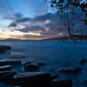 Spokojny zachód słońca nad oceanem
