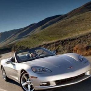 Srebrny Corvette na Malowniczej Drodze