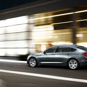 Elegancka BMW w Ruchu