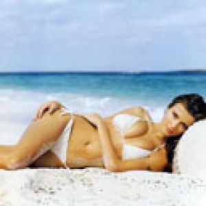 Plażowa Piękność w Białym Bikini