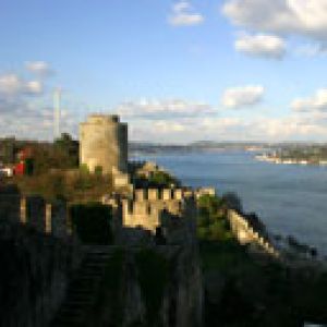 Historyczny Zamek nad Rzeką