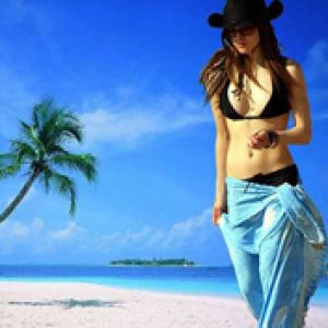 Dziewczyna na plaży w bikini