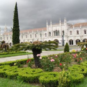 Piękny Ogród z Historyczną Architekturą