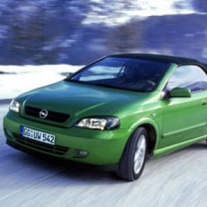 Zielony Opel Astra Kabriolet