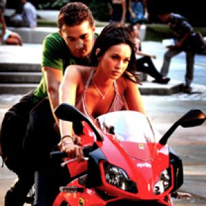 Para na czerwonym motocyklu