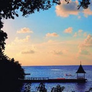 Spokojny Zachód Słońca nad Oceanem
