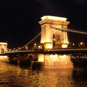 Most Łańcuchowy w Nocy