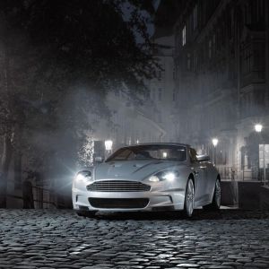 Luksusowy Samochód Aston Martin w Nocy