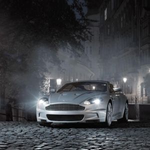 Elegancki Aston Martin w nocnej scenerii