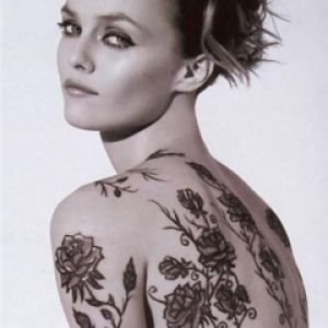 Elegancka Kobieta z Tatuażem
