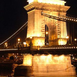 Most Łańcuchowy w Nocy