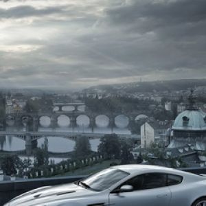 Aston Martin w krajobrazie miejskim