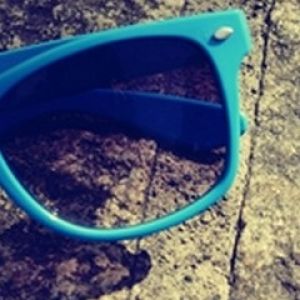 Niebieskie okulary przeciwsłoneczne na kamieniu