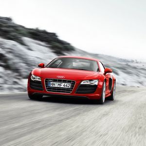 Czerwony samochód sportowy Audi R8