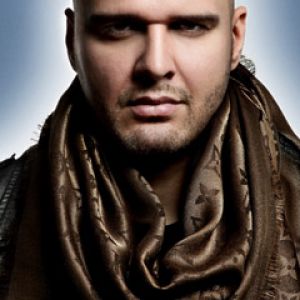 Stylowy Mężczyzna z Szalem