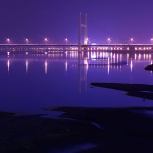Zachwycające Nocne Odbicie Mostu