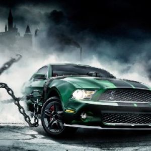 Zielony Mustang w Ciemnej Atmosferze