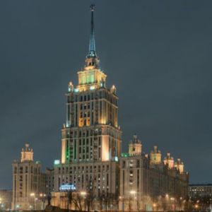 Zachwycający nocny widok na historyczny budynek