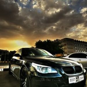 BMW samochód przy zachodzie słońca