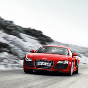 Czerwone Audi R8 na zaśnieżonej drodze